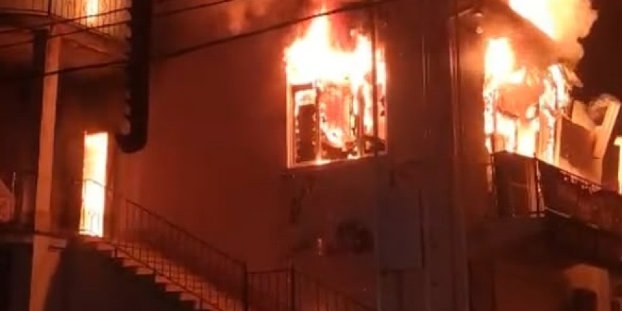 В Сухуме ликвидировали крупный пожар в одной из торговых точек в Новом районе